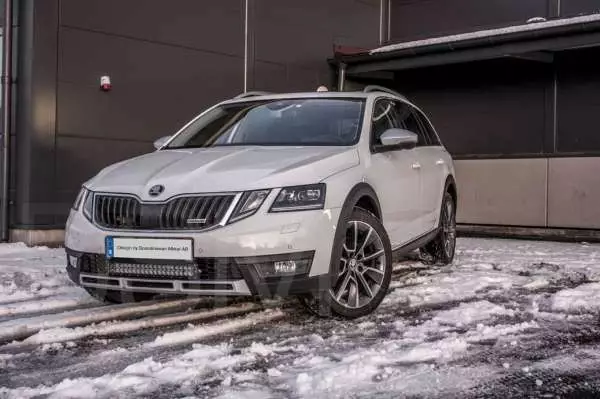 Skoda Octavia Ledramp + modellanpassat fäste - Skoda - 8020100241 - 1