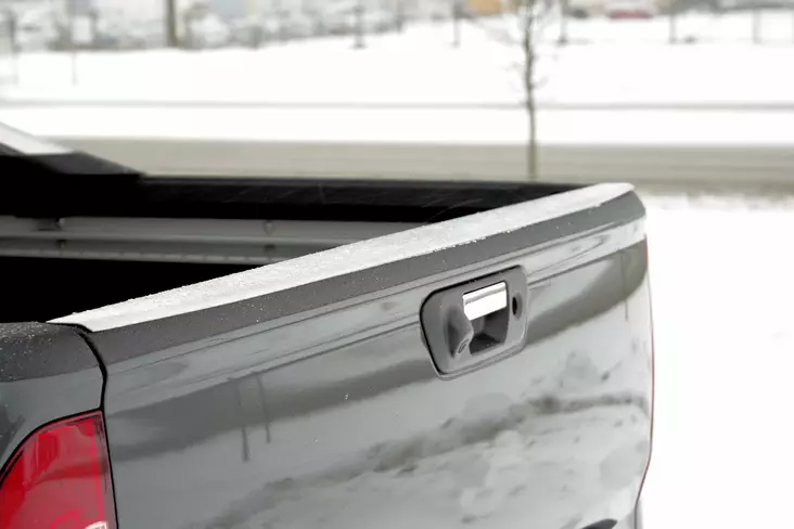 Kantskydd bakläm, Renault Alaskan 2017- - Renault - 8020102561 - 1