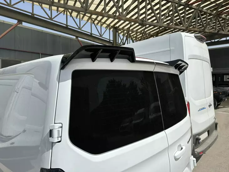 Takspoiler V2 Dubbeldörrar Volkswagen T7 - Modellanpassande tillbehör - 8020112058 - 1